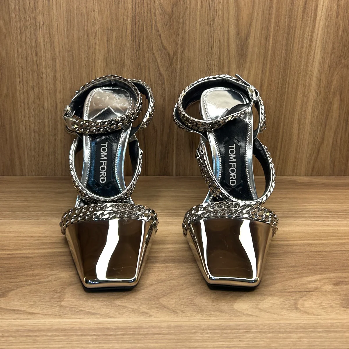 Mirror Leather Curb Chain Pump